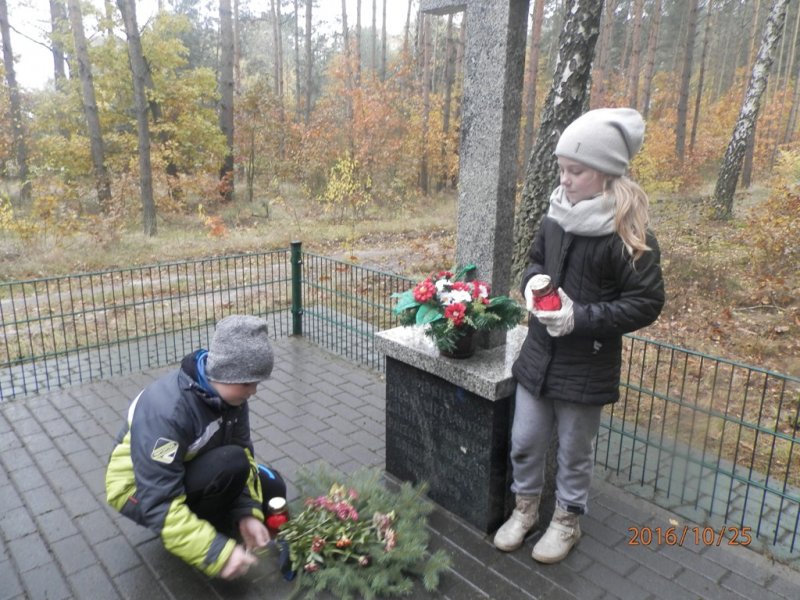 Wyjazd do miejsca pamięci w Kacprówku